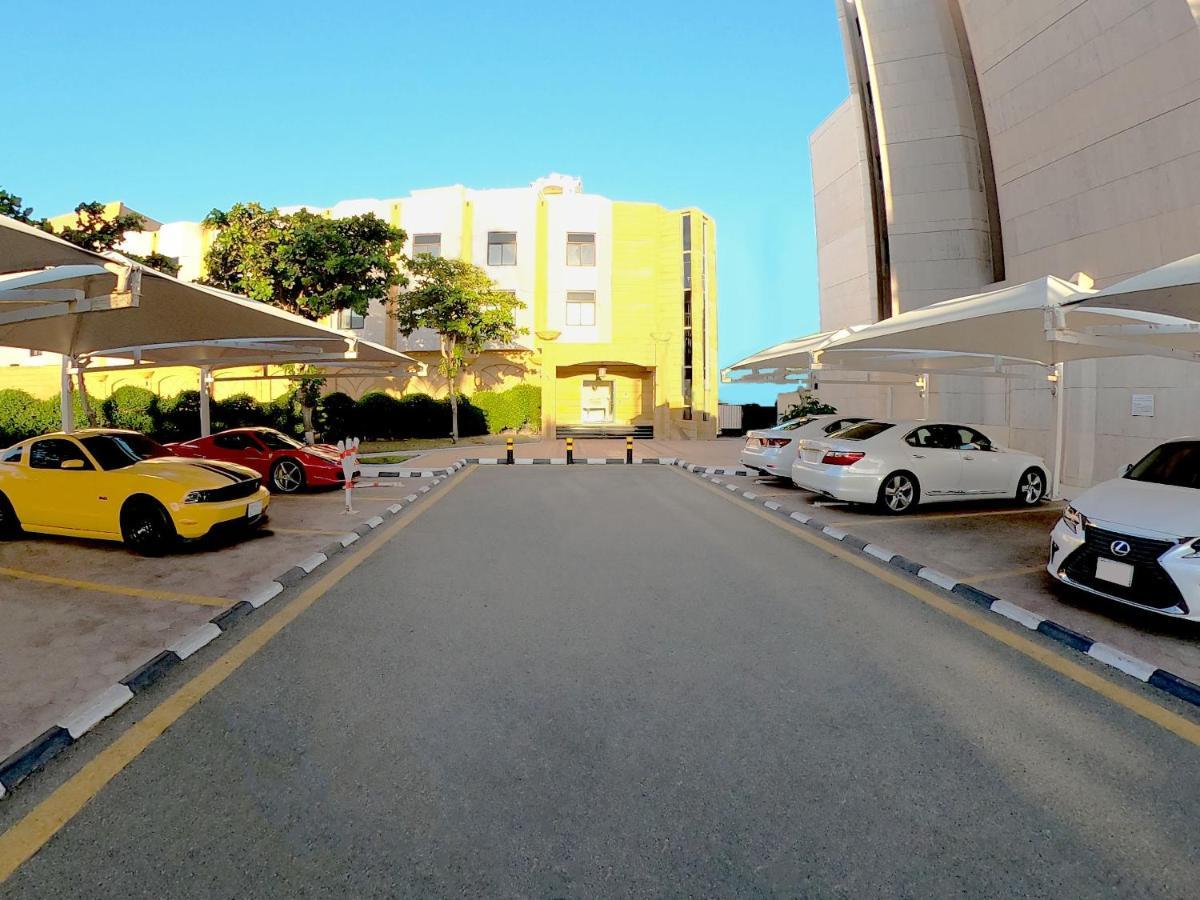 Al Corniche Hotel Jeddah Eksteriør billede Parking at the complex